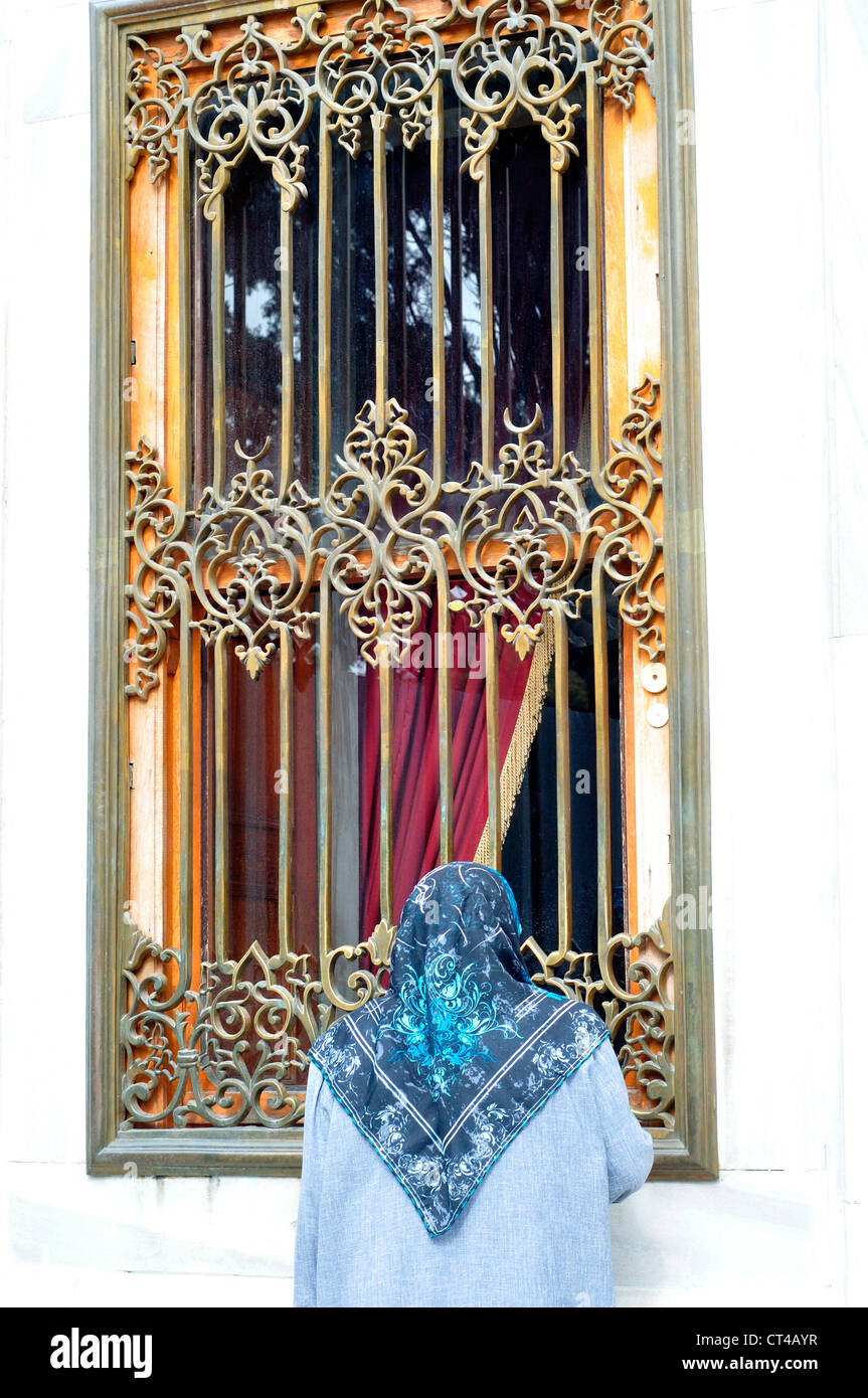 Türkei, Istanbul, Mausoleum von Soliman, Türkin mit Kopftuch Stockfoto