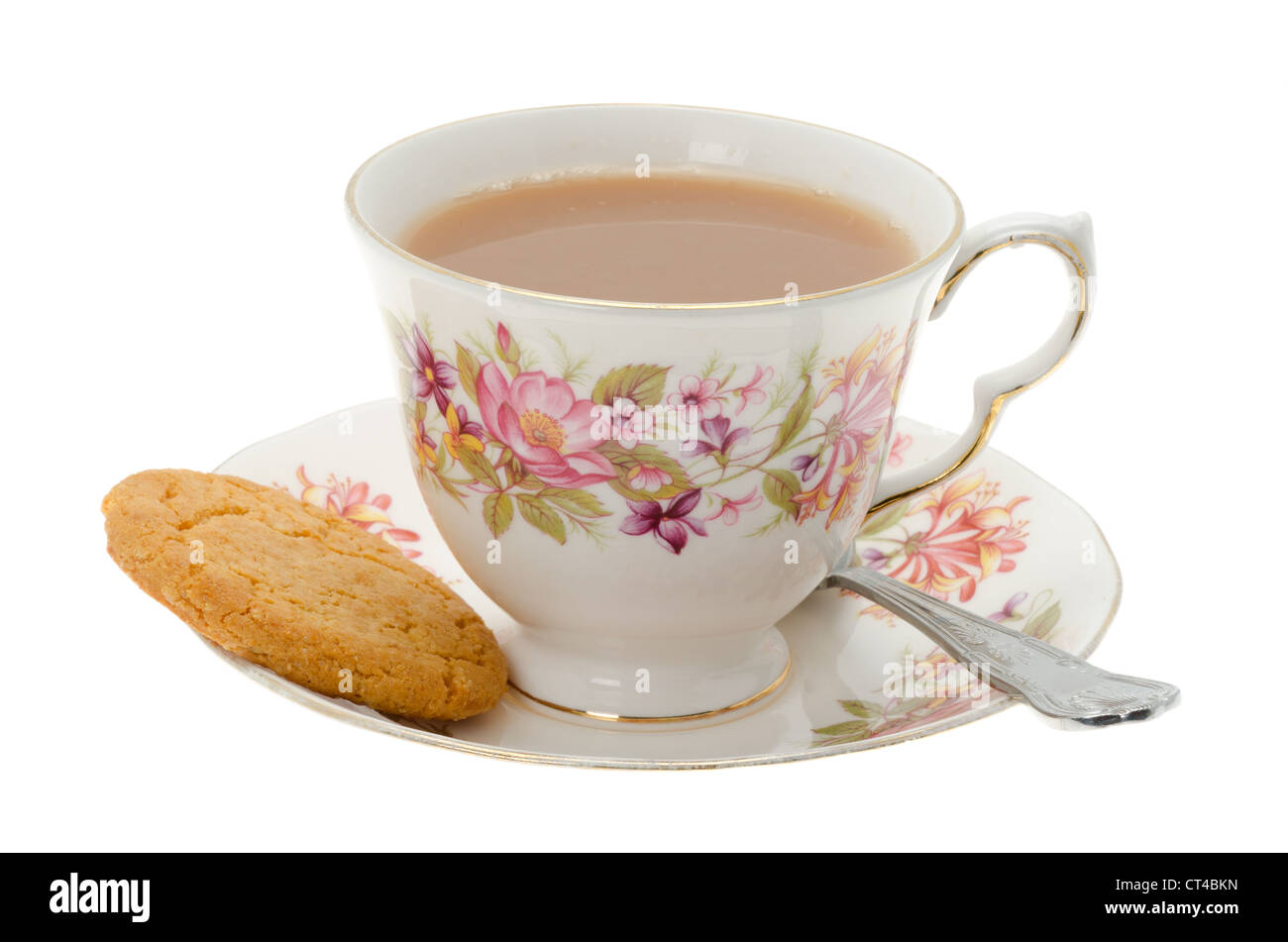 Tasse Tee mit einem Keks - Studio gedreht mit einem weißen Hintergrund Stockfoto