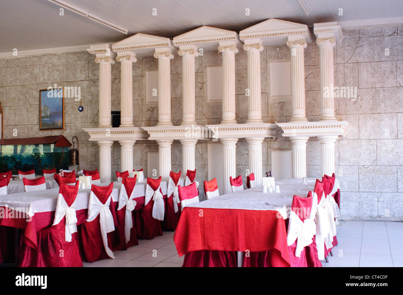 Türkei, in der Nähe von Ephesus, Restaurant, Reproduktion der Celsus-Bibliothek Stockfoto