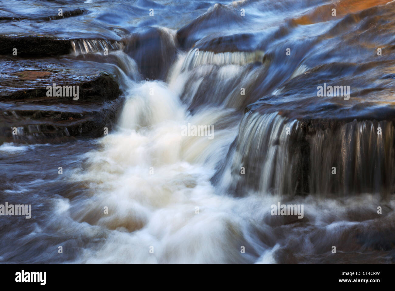 Stürzenden Wasser des Flusses Derwent, NR Howden Reservoir, Peak District Stockfoto