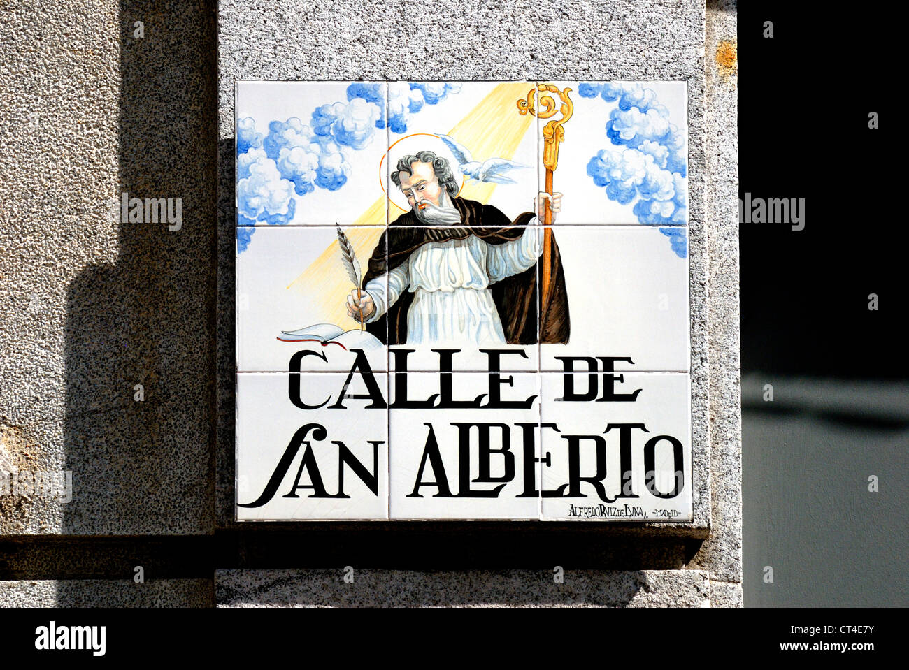Madrid, Spanien. Traditioneller Kachelofen Straßenschild (von Alfredo Ruiz de Luna / Madrid) Calle de San Alberto Stockfoto