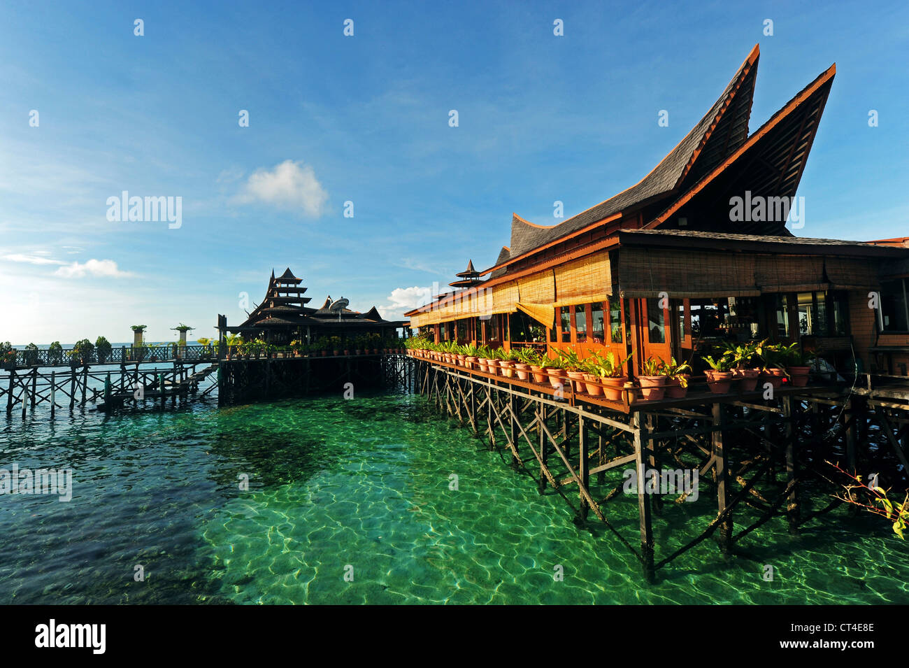 Malaysia, Borneo, Semporna, Mabul, Luxus-Hotel mit Bungalows auf Stelzen Stockfoto