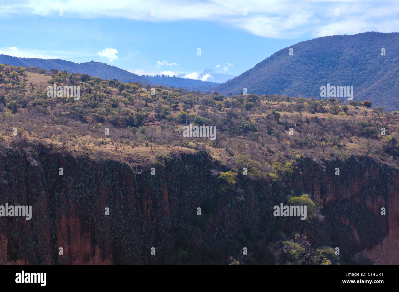 Berge der Sierra Madre Occidental von Jalisco Mexiko in der Nähe von Salto del Nogal und Colima Vulkan in Ferne Stockfoto