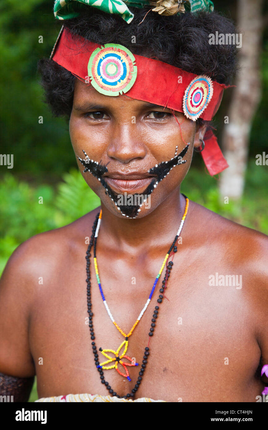 Indonesien, Papua Neu Guinea, Kitava Island. Frau in traditioneller Kleidung auf kulturelle Leistung. Stockfoto