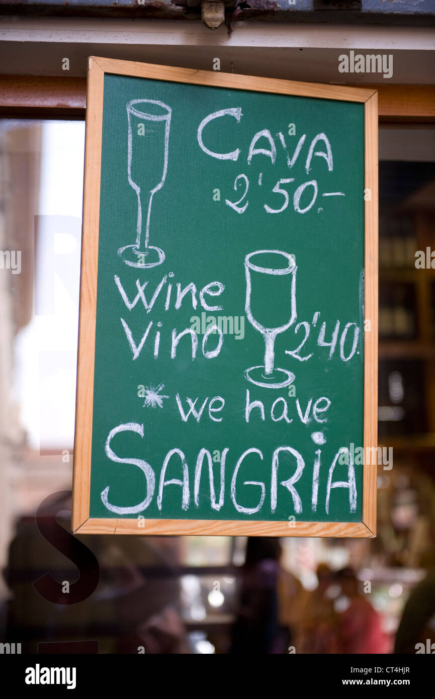 Melden Sie sich vor einem Café in Barcelona mit Sekt, Wein und sangria Stockfoto