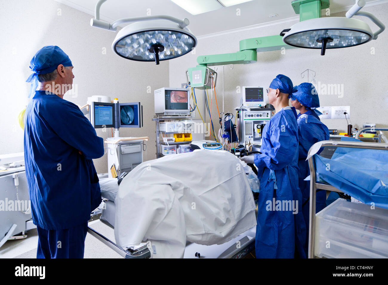 Chirurgie mit Tisch, Krankenschwestern und Chirurgen in Betrieb Stockfoto