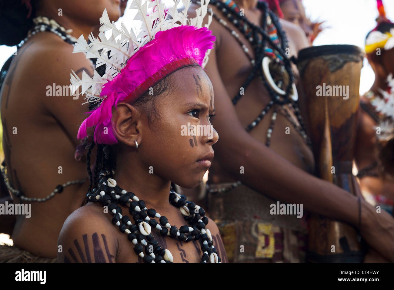 Indonesien, Papua Neu Guinea, Tubuserea Dorf. Young Motuan Mädchen tragen traditionelle Federn, Schmuck und Tätowierungen. Stockfoto