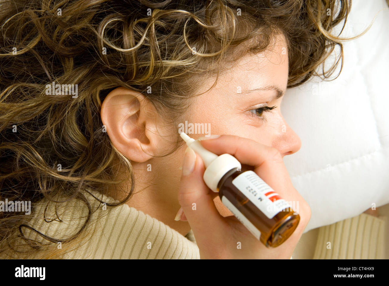 OHR BEHANDLUNG, FRAU Stockfoto