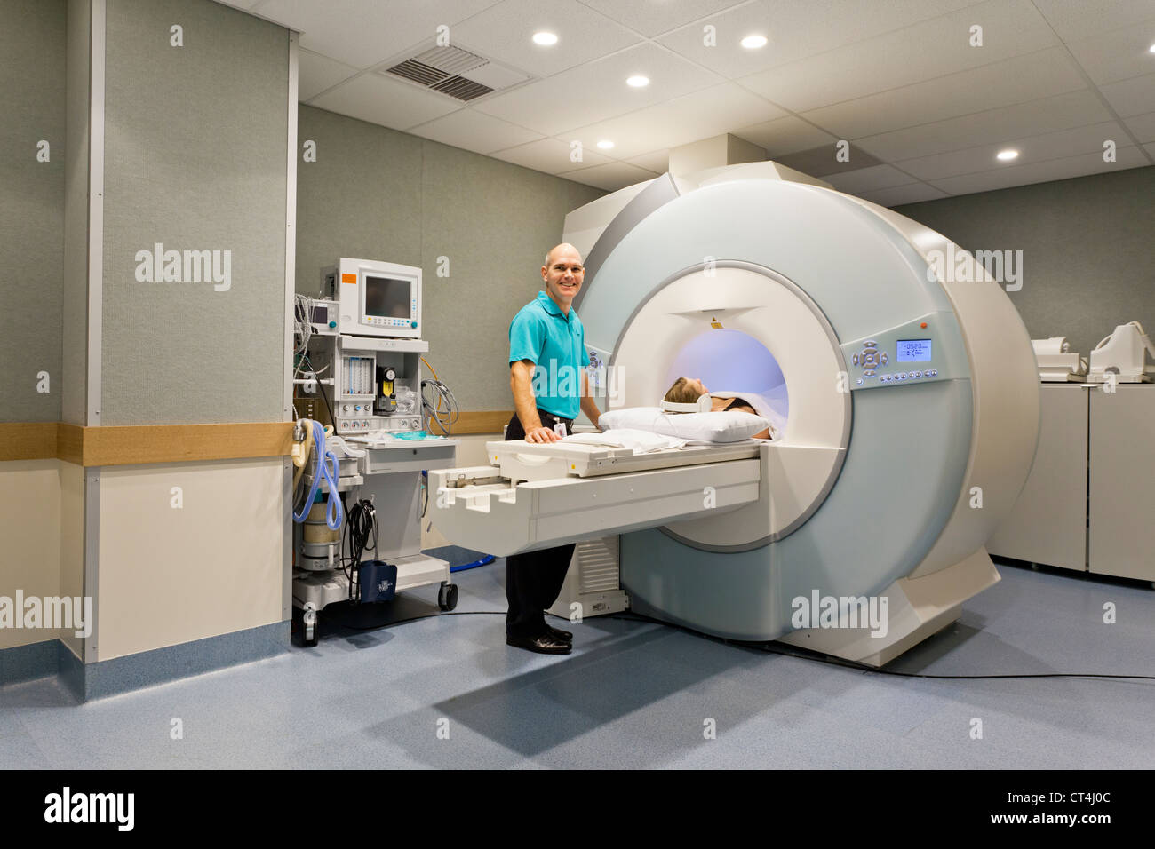 CT-Scanner mit Patient und Arzt Stockfoto