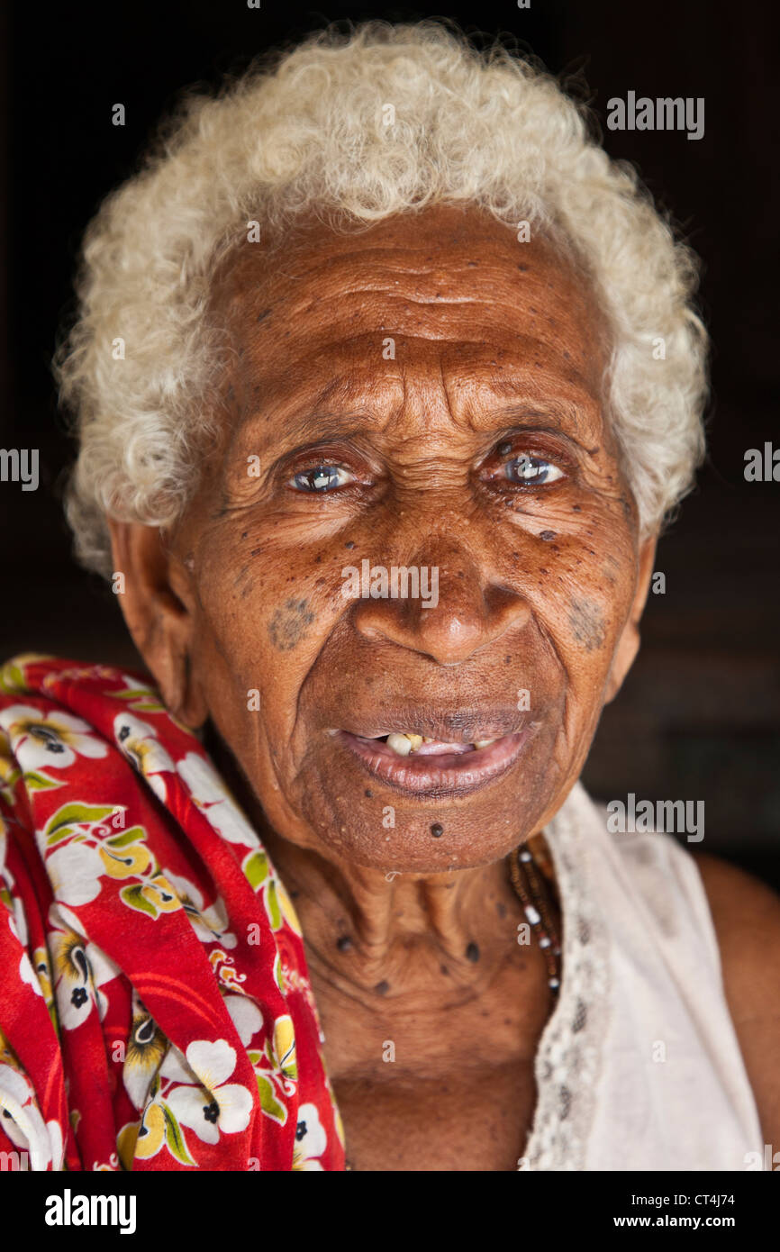 Ozeanien, Salomonen, Owa Raha. Close-up Shot Seniorin mit traditionellen Gesichts-Tattoos. Stockfoto