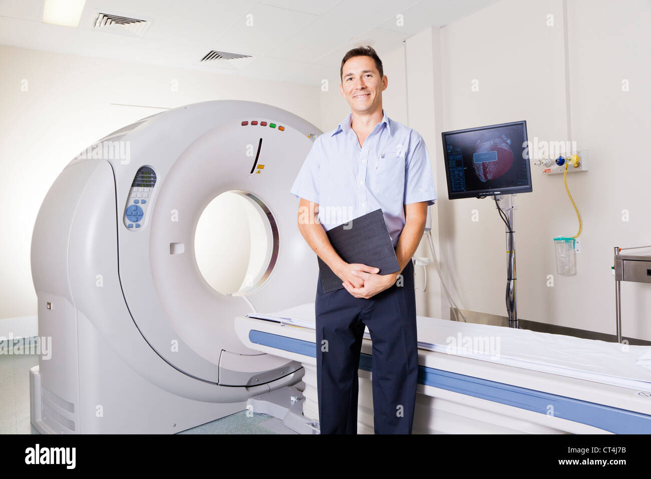 Junger Arzt stand vor einer MRT-scanner Stockfoto