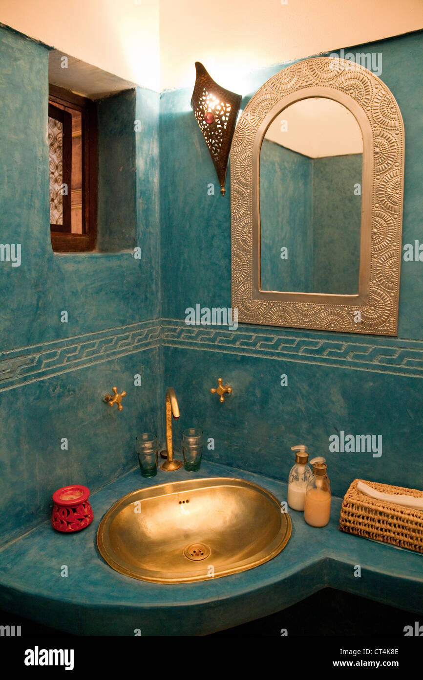 Verzierten Badezimmer, das Hotel Riad Aladdin, Marrakesch, Marokko Afrika  Stockfotografie - Alamy