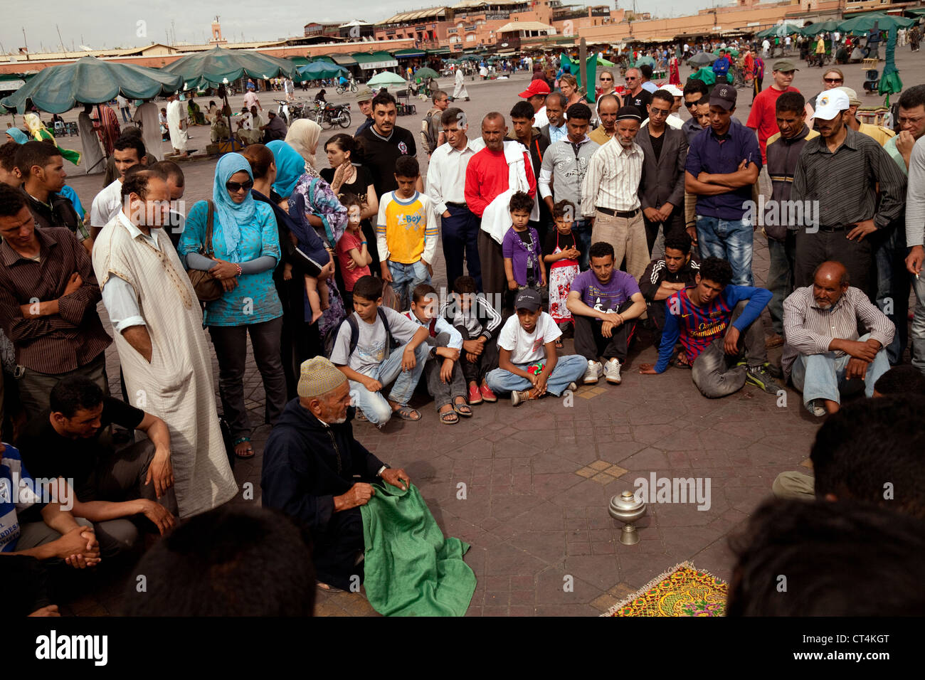 Erzähler und Gedränge, Jemma el Fna Platz Marrakesch Marokko Afrika Stockfoto