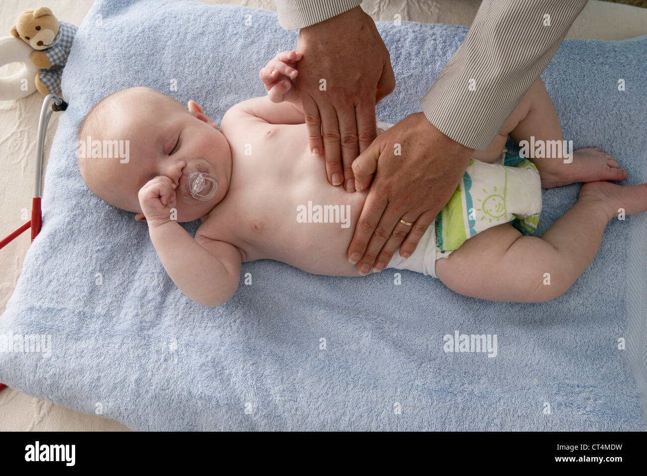 BAUCH SEMIOLOGIE KLEINKIND Stockfoto