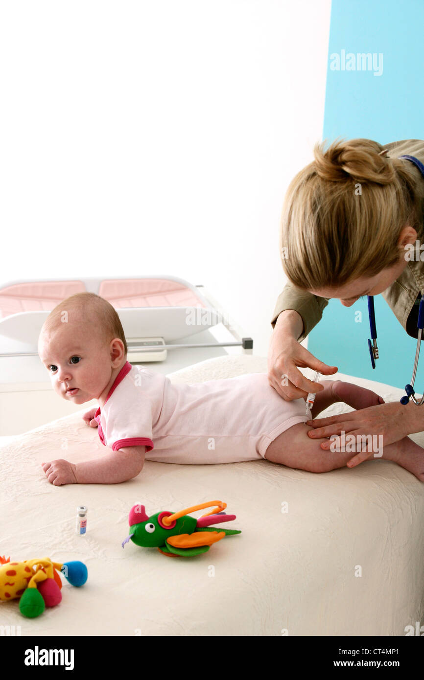 DIE IMPFUNG EINES KINDES Stockfoto