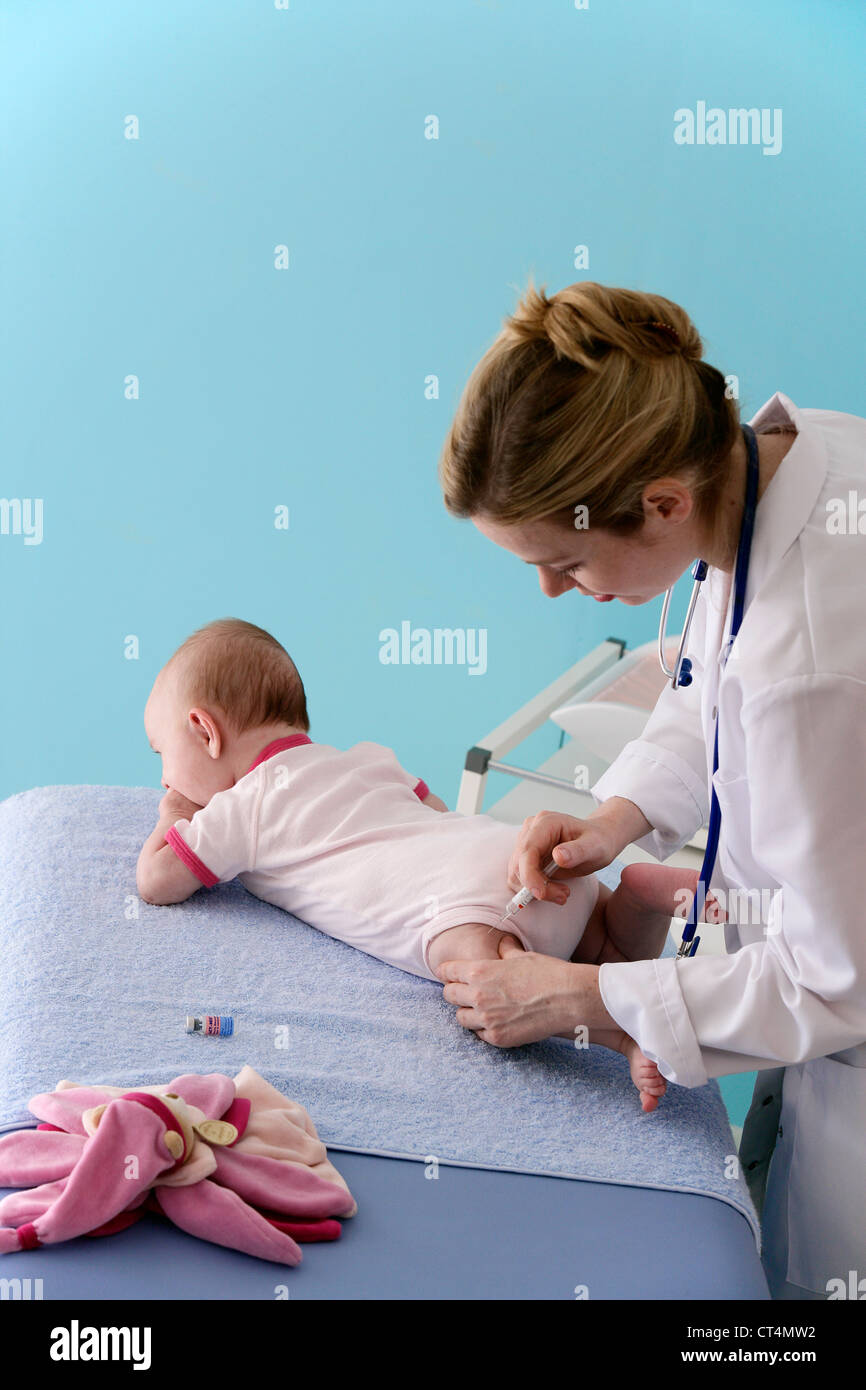 DIE IMPFUNG EINES KINDES Stockfoto