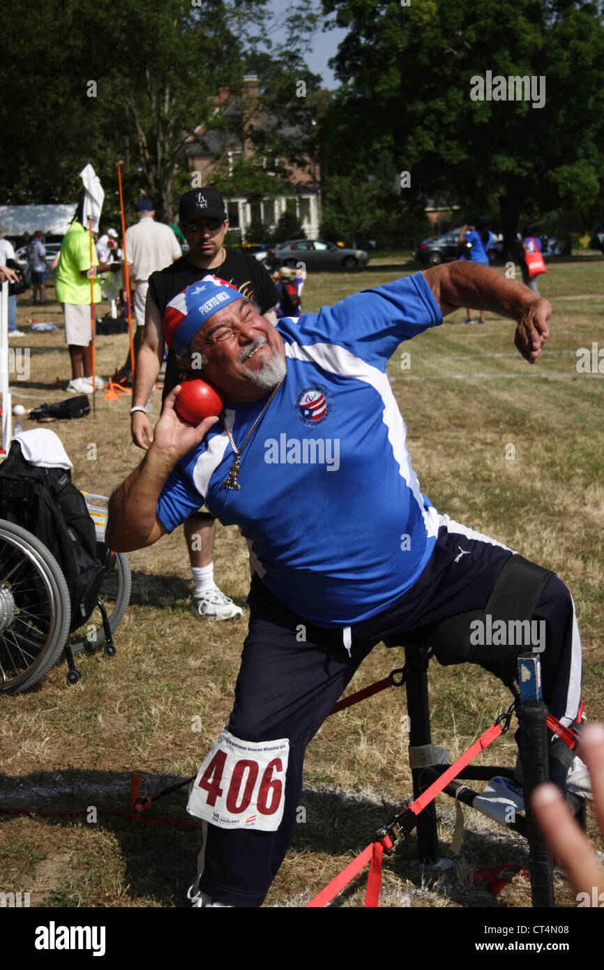 Veteran James Torres von Caguas, konkurriert Puerto Rico im Kugelstoßen Event bei den Veteranen Rollstuhl, Richmond Stockfoto
