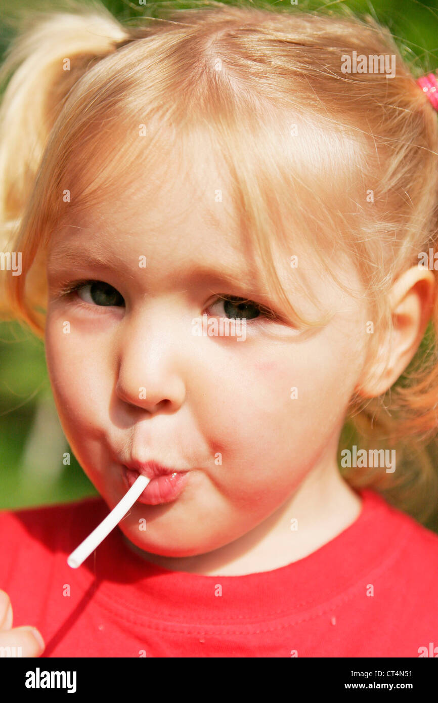 KINDER ESSEN SÜßIGKEITEN Stockfoto