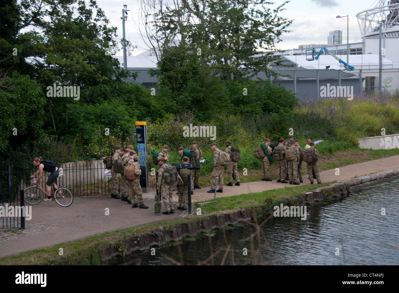 Armee Soldaten auf Patrouille in geschlossenen Kanal Weg, Hackney Stockfoto