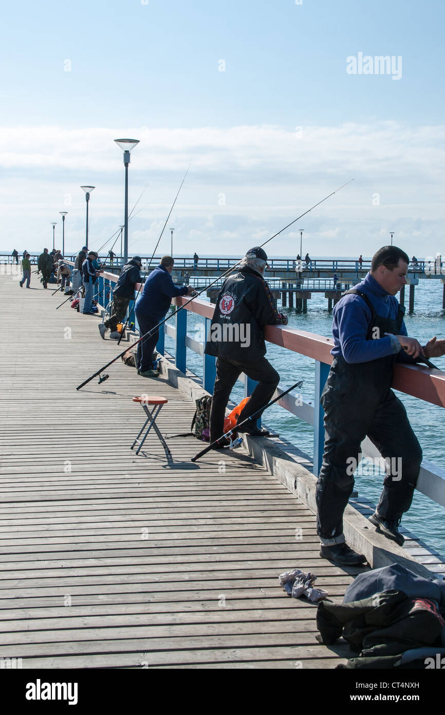 Fischer auf dem Pier in Palanga, Litauen Stockfoto