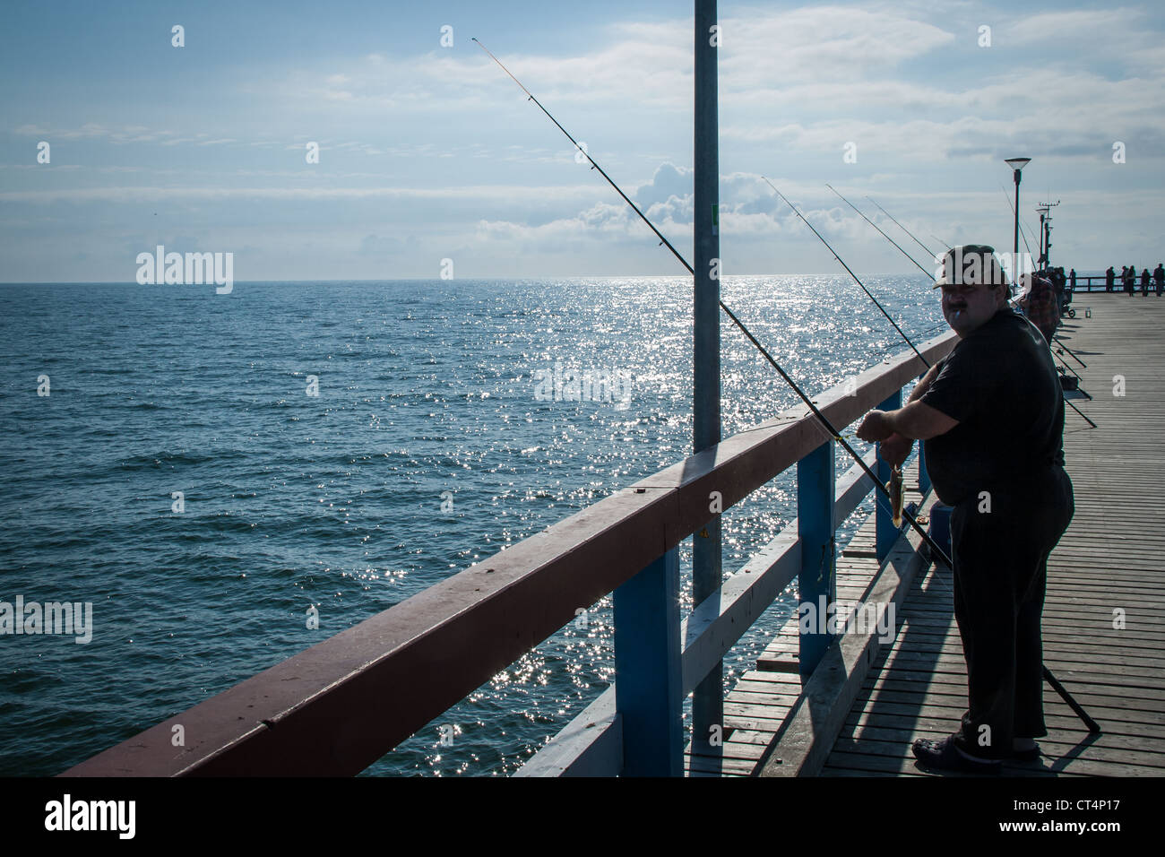 Fischer auf dem Pier in Palanga, Litauen Stockfoto