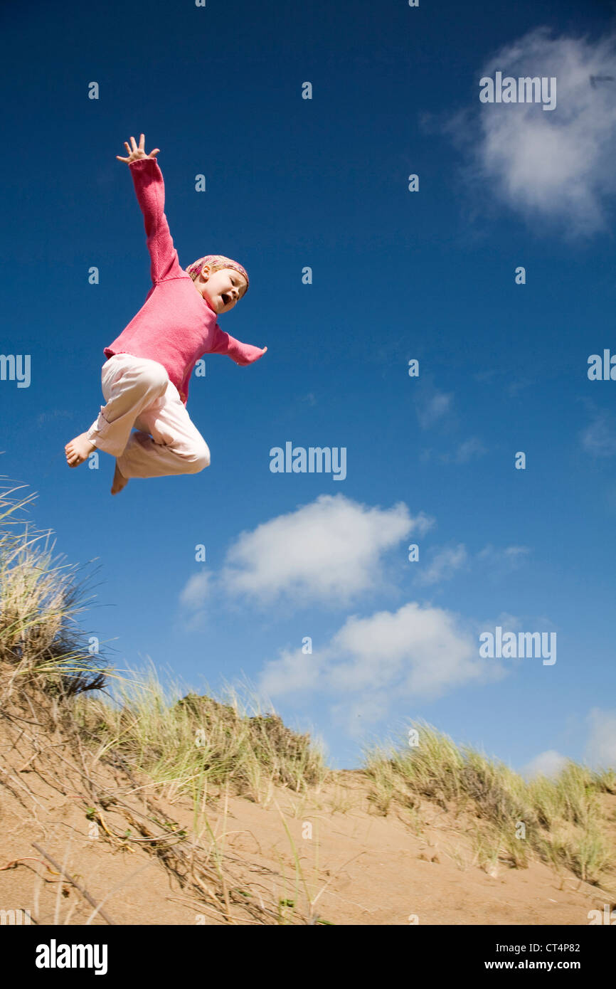 KINDER SPIELEN IM FREIEN Stockfoto