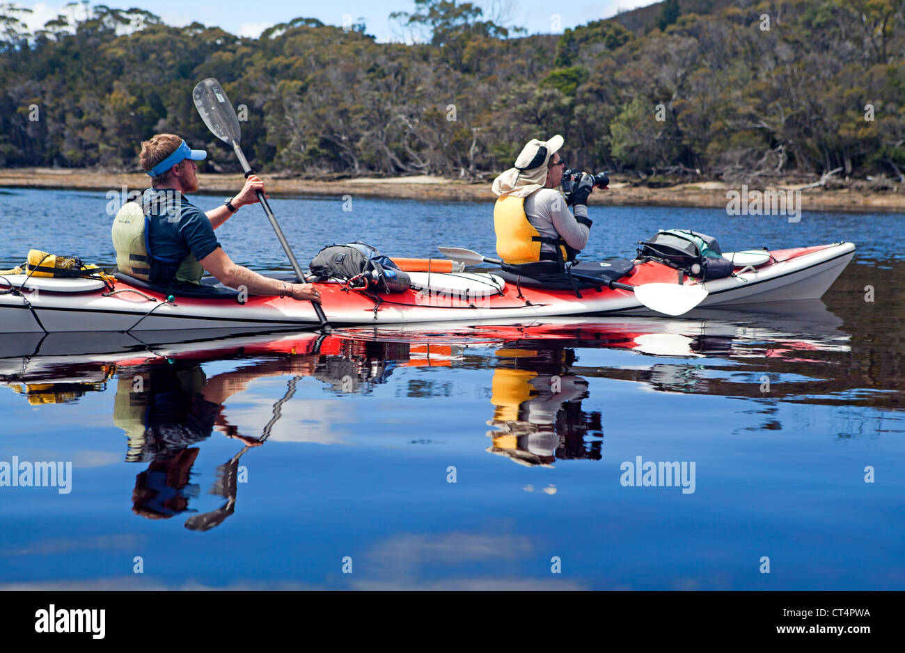 Kajakfahrer auf Bathurst Harbour in Tasmaniens Southwest-Nationalpark Stockfoto