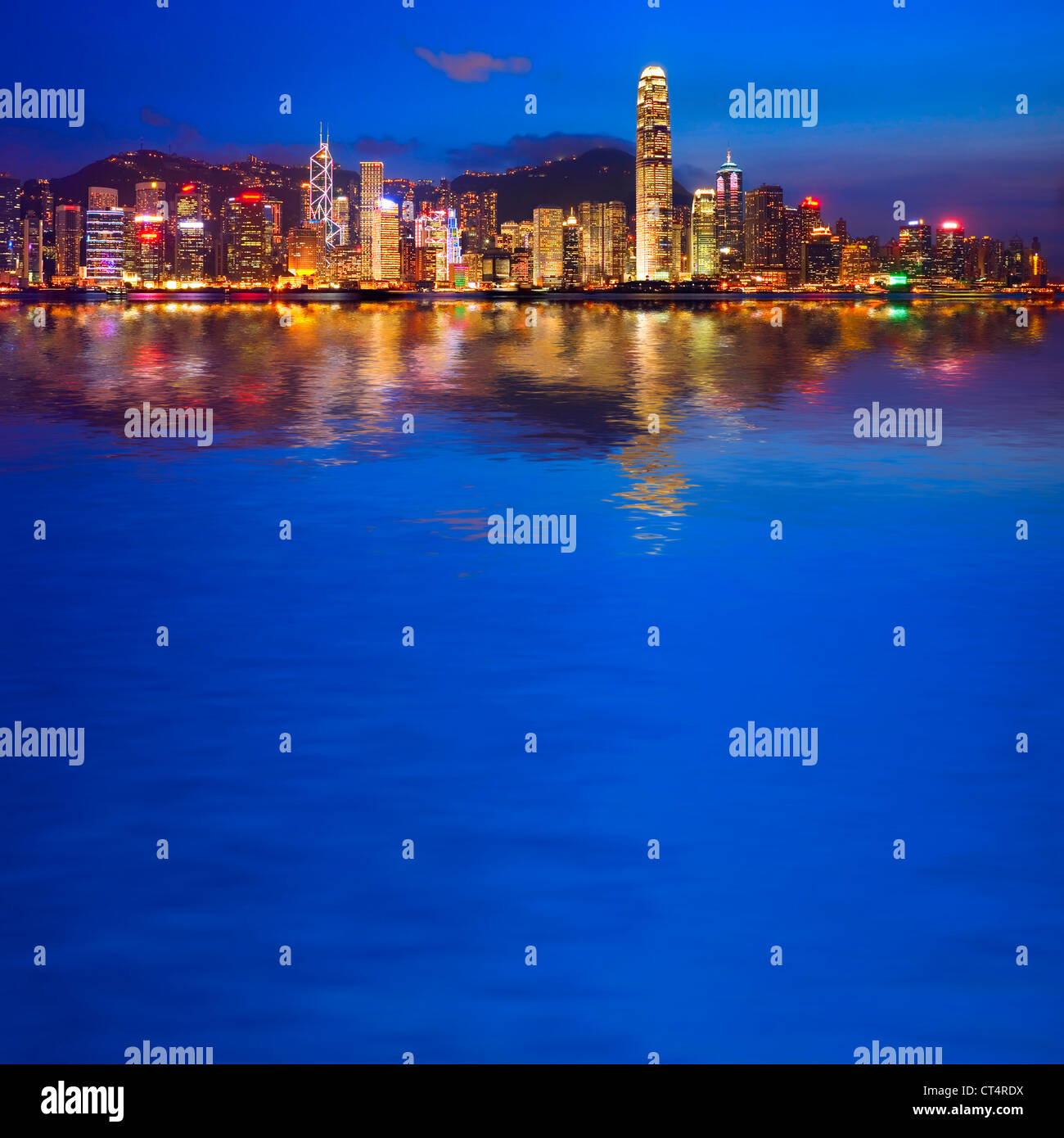 Glitzernde Hong Kong Island Waterfront, spiegelt sich in den Hafen in der Dämmerung, von Kowloon. Stockfoto