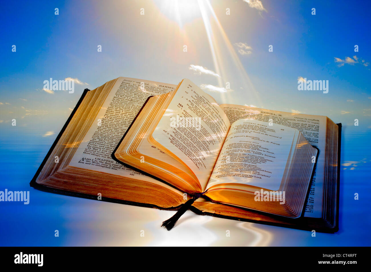 Heilige Bibel und Gebet-Buch, öffnen Sie beide mit einem Hintergrund von Lichtstrahlen auffällig Seite. Stockfoto