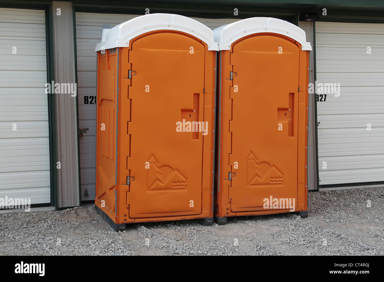 2 orange Porta potty WC bereit für den sanitären Gebrauch bei einer Veranstaltung. Stockfoto