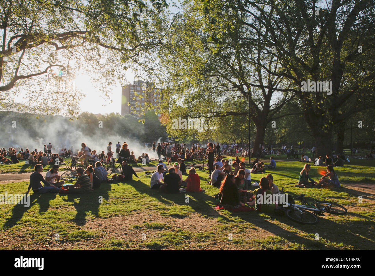 Menschen, die Grillen in London Fields in Hackney, in der Nähe der Olympischen Spiele in London 2012 Stockfoto