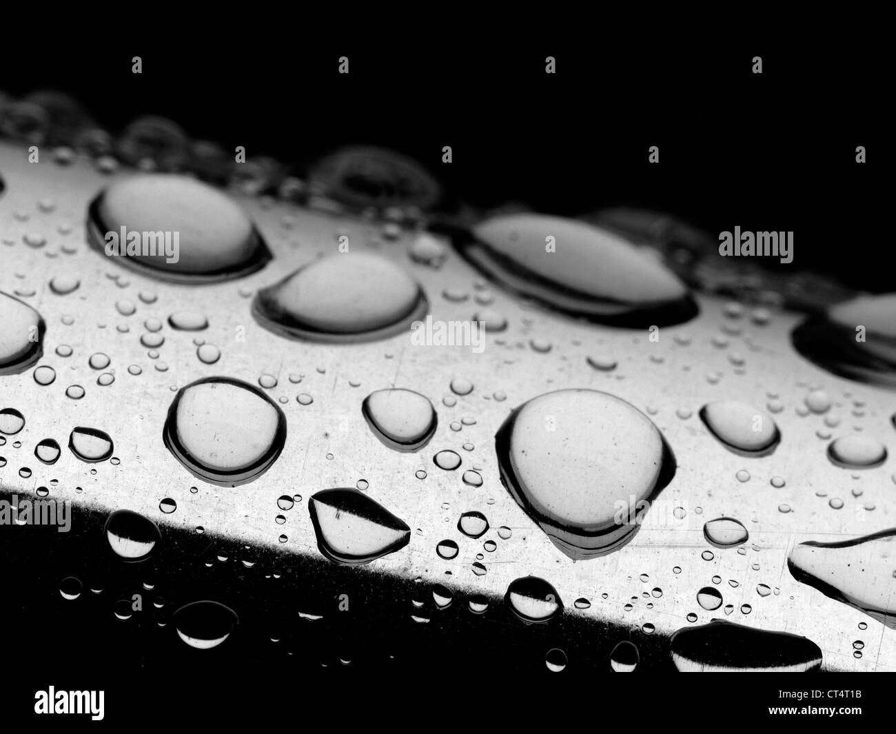 Regentropfen auf einem runden Stahl Handlauf - close-up, schwarz und weiß Stockfoto