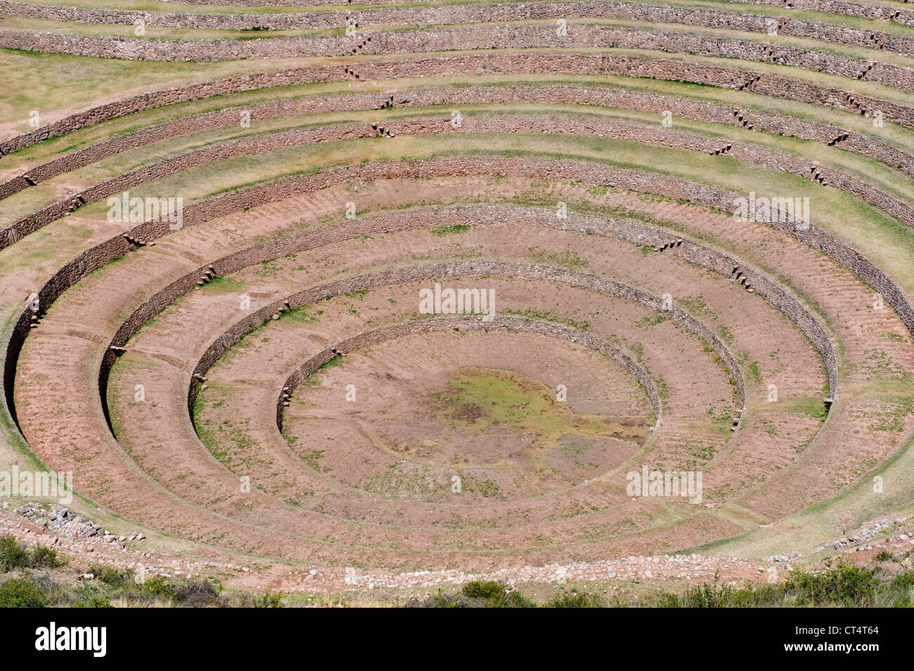 Kreisförmige Terrassen von den Inka in Moray, gebaut in der Nähe von Urubamba, Peru. Stockfoto