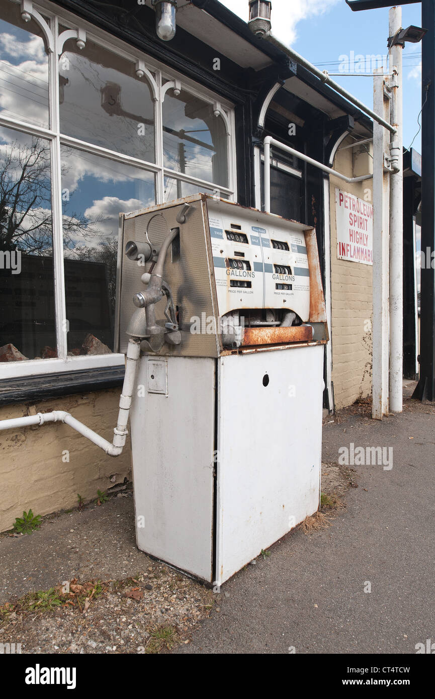 Vintage Zapfsäule außerhalb verfallenen BSA-Garage mit Retro-Chrom und Gallone Schuppen Stockfoto