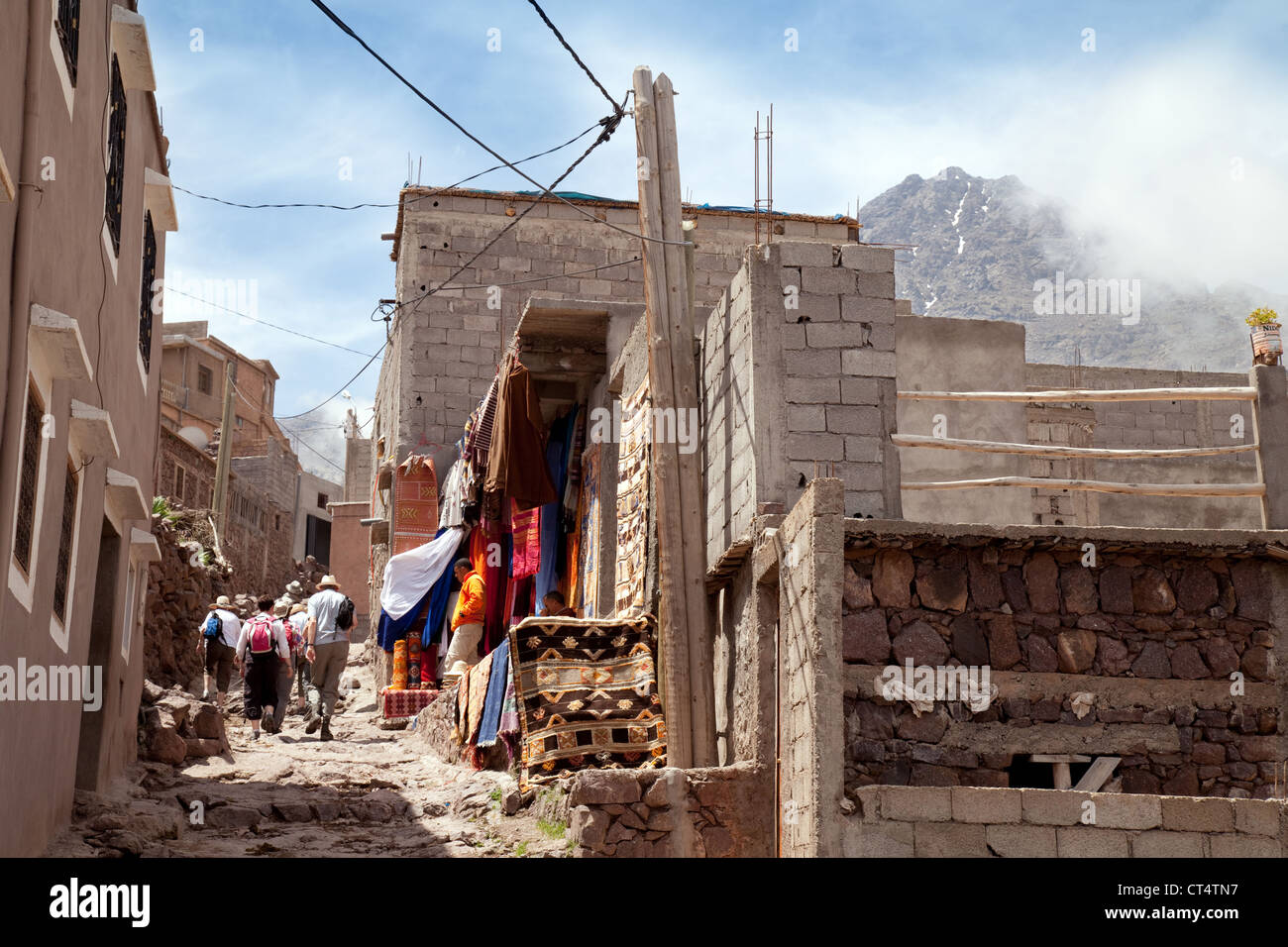 Wanderer im Dorf Aremd, Toubkal Region, hohe Atlasgebirge, Marokko Afrika Stockfoto