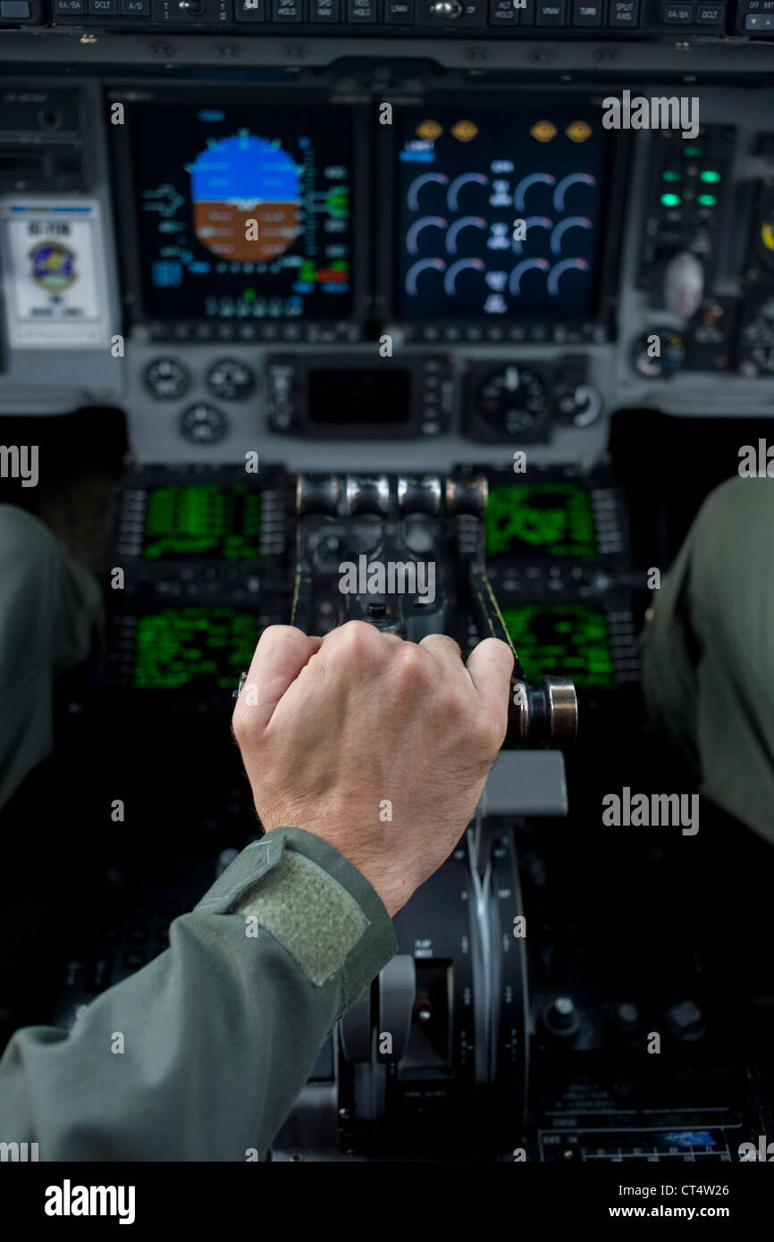 Eine Pilot der US Air Force hält den Gashebel in das Cockpit eines c-17 Transport Jets auf der Farnborough Air Show, UK. Stockfoto