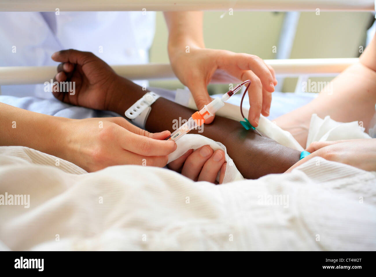 BLUTPROBE BEI EINEM KIND Stockfoto