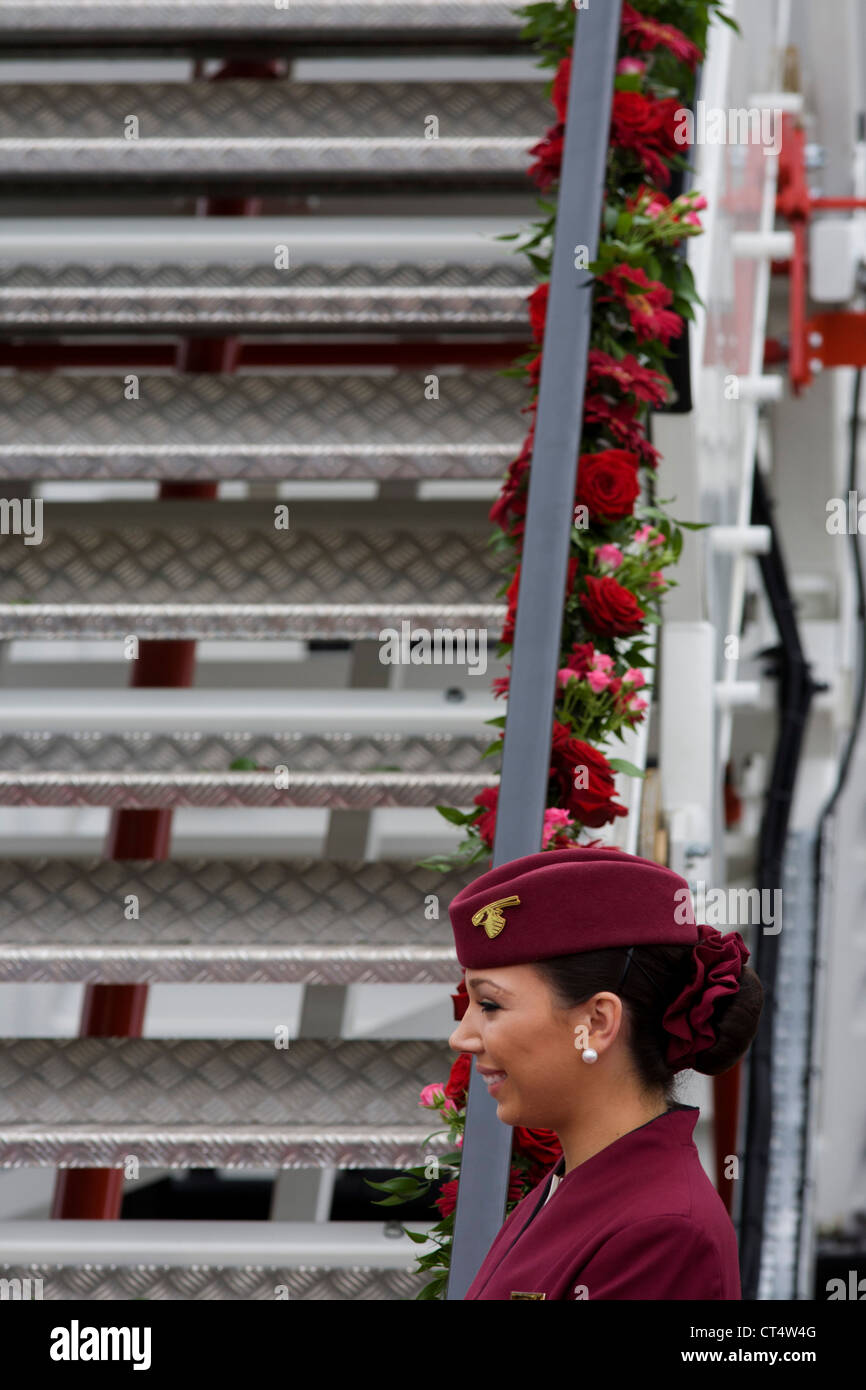 Cabin Crew Gastgeberin am unteren Schritte einer Qatar Airways Boeing 787 auf der Farnborough Air Show, UK. Stockfoto