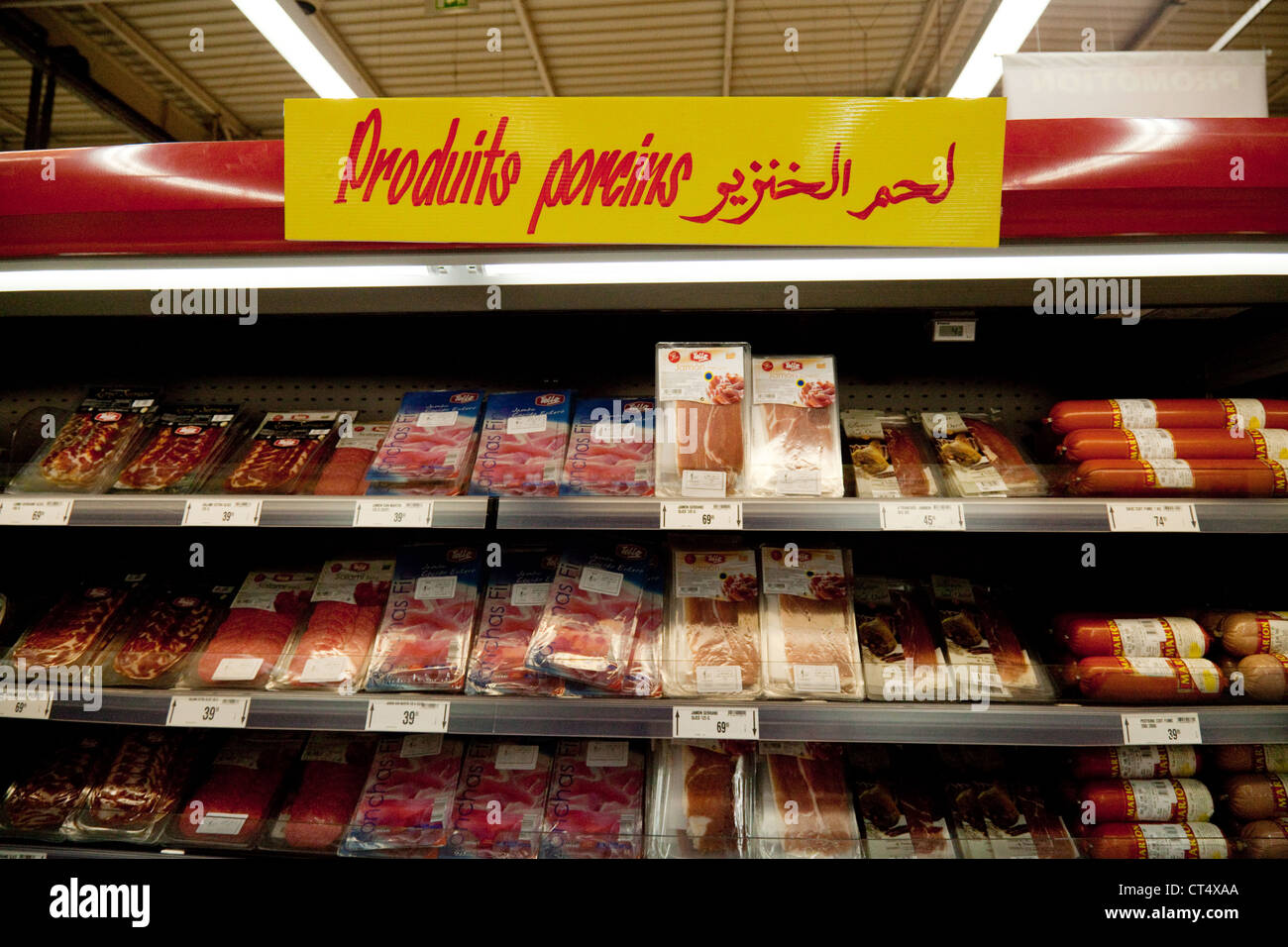 Schweinefleisch essen Produkte für den Verkauf in einem arabischen islamischen Supermarkt, Taroudant Marokko Afrika Stockfoto