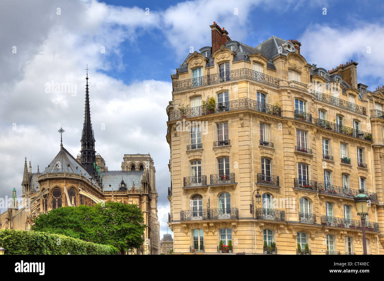 Traditionelles Gebäude, das Paris und die Kathedrale Notre Dame auf Hintergrund in Paris, Frankreich. Stockfoto