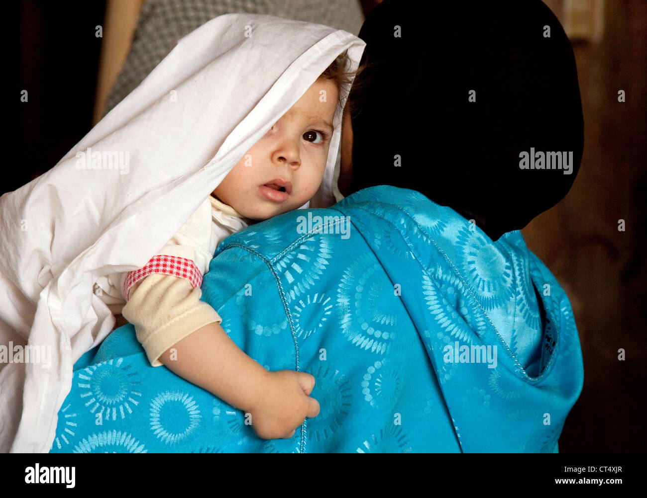 Arabische Baby getragen von Mutter, Marokko Afrika Stockfoto