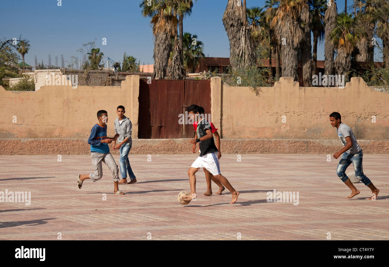 Arabische Jugendliche spielen Fußball auf der Straße, in der Stadt Taroudant, Marokko Afrika Stockfoto