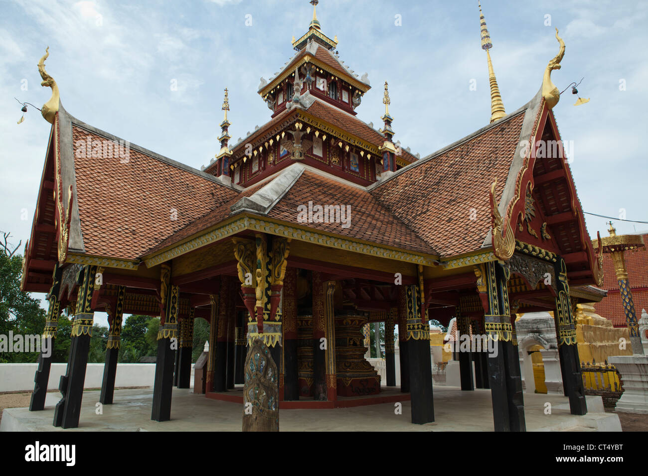 Wat Pongsanuk ist mit einem birmanischen Tempel Grundriss, bestehend aus drei abgestuften Dach in der Mitte und Phayathat gemischt. Stockfoto
