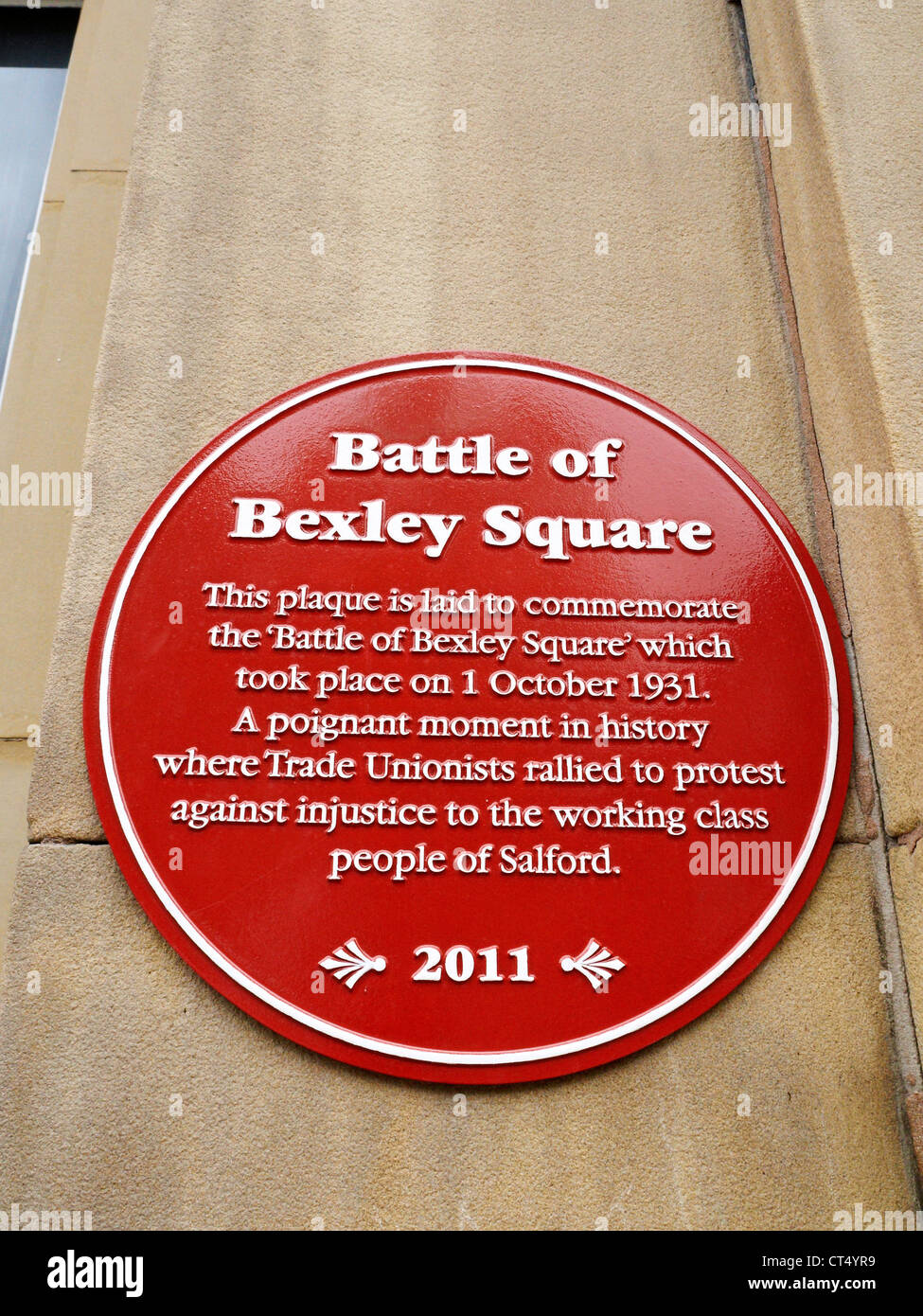 Rote Plakette, die Erinnerung an die Schlacht von Bexley Square in Salford, Großbritannien Stockfoto Rote Plakette, die Erinnerung an die Schlacht von Bexley Square in Salford, Großbritannien Stockfoto