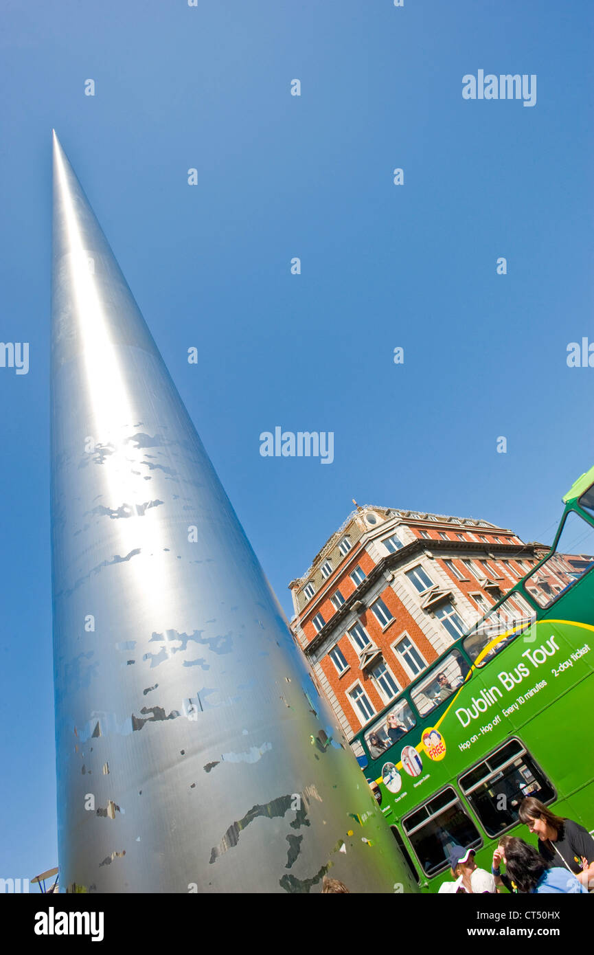 Spire of Dublin mit einem Dublin City Tourbus vorbeifahren auf O' Connell Street im Zentrum von Dublin. Stockfoto