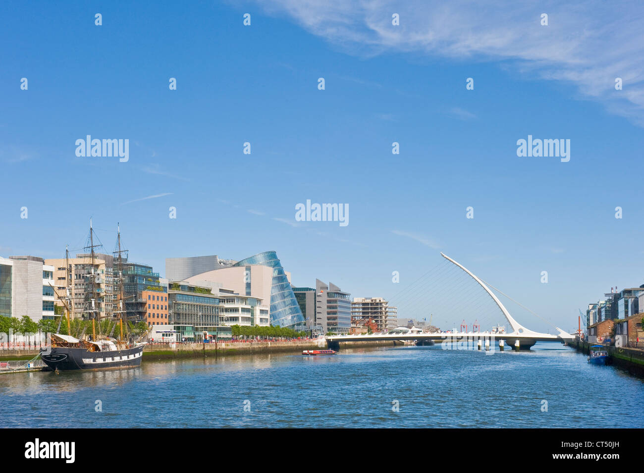 Ein Blick auf die Samuel Beckett Bridge vom Sir John Rogerson Quay in Dublin getroffen. Stockfoto