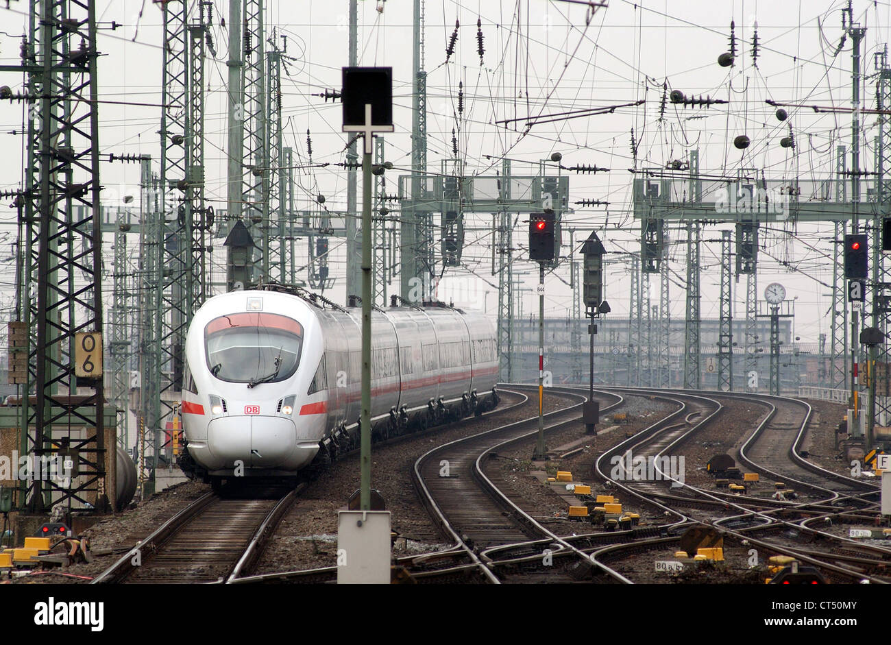 Ein ICE fährt in den Hauptbahnhof Stockfoto