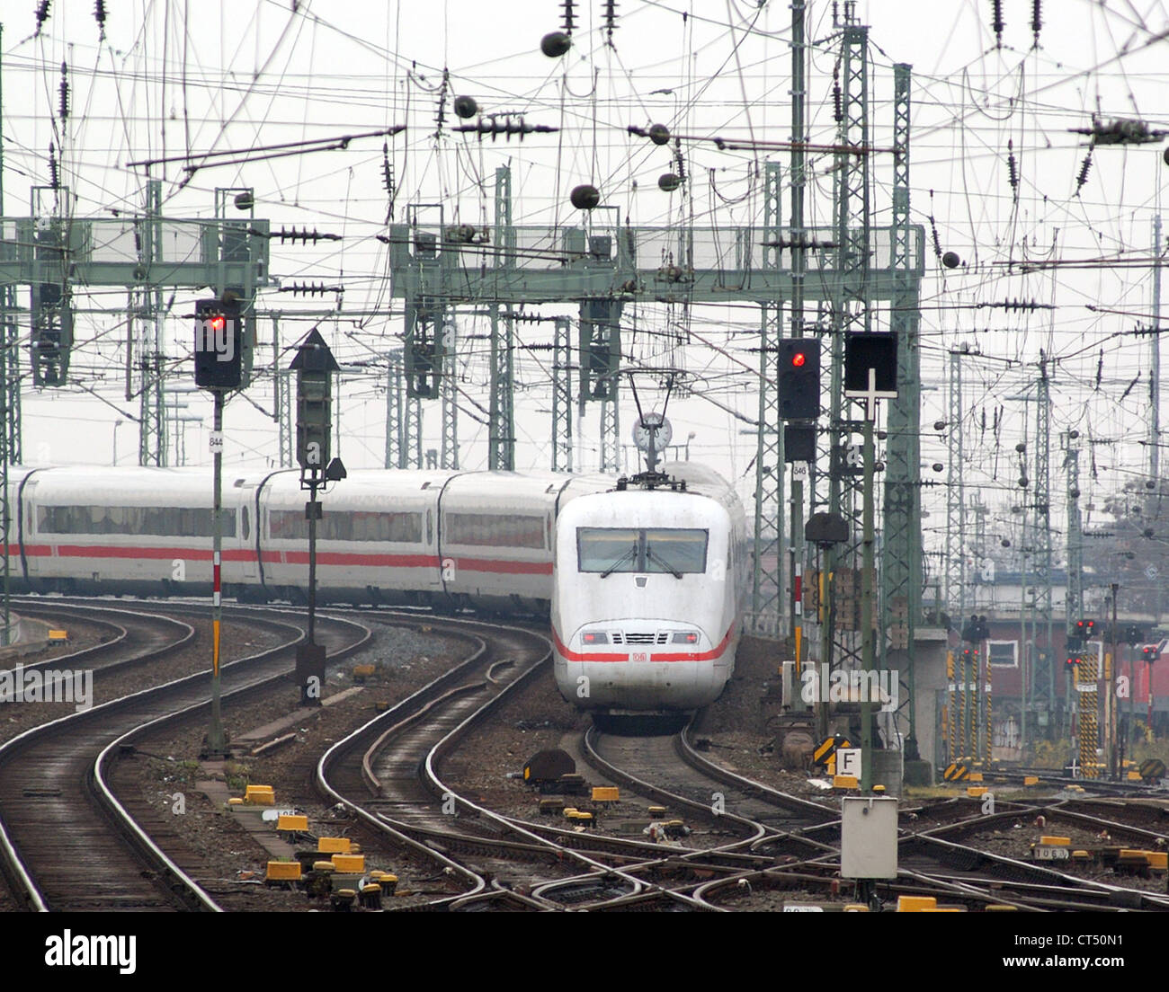 Ein ICE fährt in den Hauptbahnhof Stockfoto