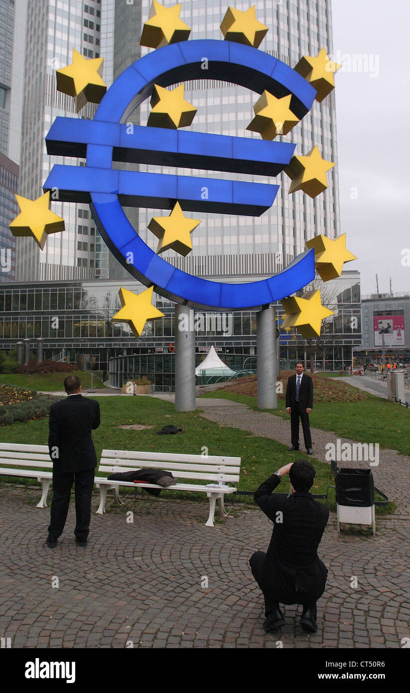 Euro-Skulptur vor der Europäischen Zentralbank Stockfoto