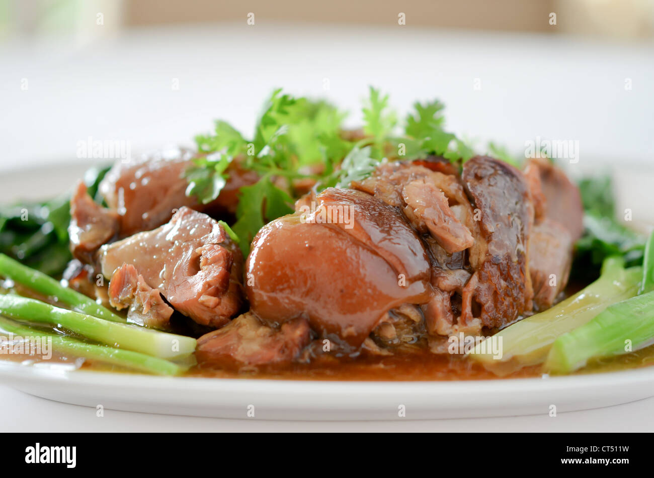 Chinesisches Essen, geschmorte Schweinshaxe mit Grünkohl im Inneren Stockfoto